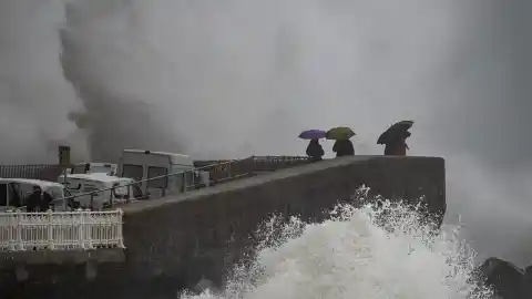 Imagen 1 de Euskadi activa alertas para este fin de semana, previendo olas de hasta 5 metros y rachas de viento que superarán los 100 km/h.