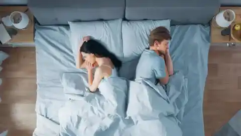 Imagen 1 de Sleep divorce' o parejas que optan por dormir en camas separadas con el fin de mejorar su sueño (y su relación)