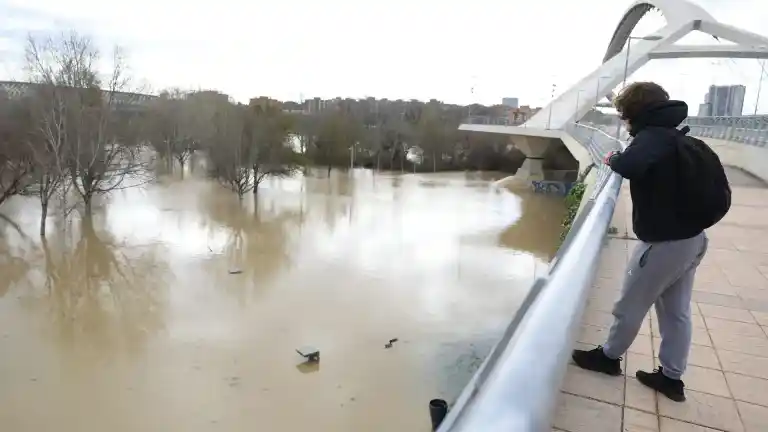 Imagen 1 de La Guardia Civil realiza un desalojo preventivo en una urbanización de Zaragoza debido a la crecida del Ebro