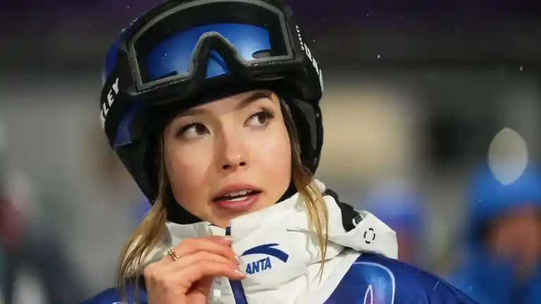 Imagen 1 de Eileen Gu dio una elegante zasca a un periodista por sus dos medallas de plata, afirmando: "Soy la esquiadora de estilo libre más laureada de la historia