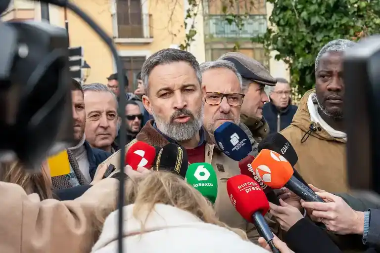 Imagen 1 de Abascal sostiene que Ortega Smith debe ser expulsado: "La dirección toma las decisiones y将继续以西班牙语回复：
Abascal defiende la expulsión de Ortega Smith, fundador de Vox: "Es la dirección la que manda y eso va a seguir siendo así