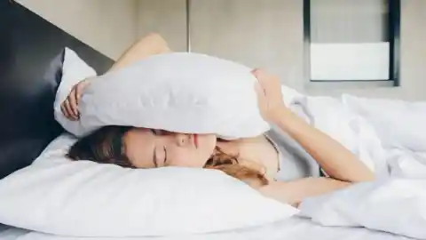 Imagen 1 de Aumentar la alarma a las 5 de la mañana puede ser un "error biológico" para el 80% de las personas, según los expertos, ya que nos hace menos empáticos y más agresivos.