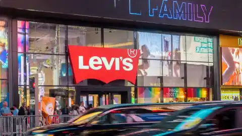 Imagen 1 de Casi un 45% de descuento en la camisa de Levi's que más se ve en el happy hour de los viernes