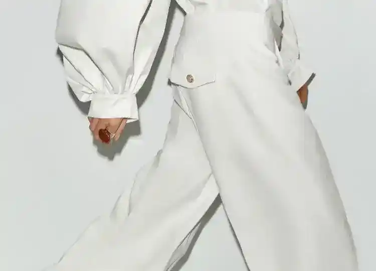 Imagen 1 de Ni negros ni vaqueros: los 8 pantalones blancos de Zara y Mango que no te aburrirán esta primavera