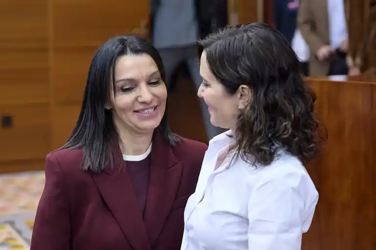 Imagen 1 de La Comunidad de Madrid destaca el currículum de la consejera de Educación para alejarla del inexperto grupo conocido como 'Los Pocholos'.