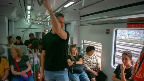 Imagen 1 de Las miradas evasivas en el transporte público