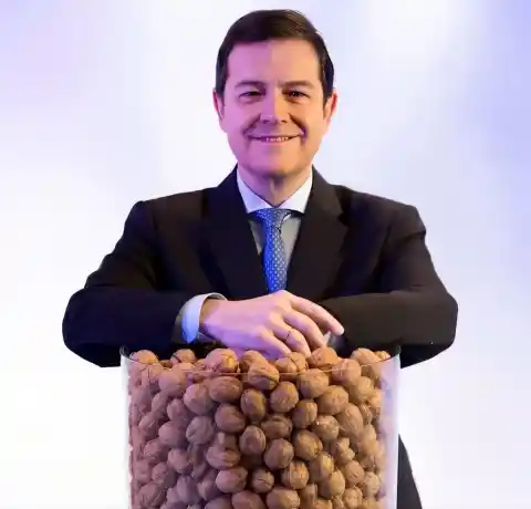 Imagen 1 de El sonido de las nueces de Mañueco: la campaña del PP de Castilla y León se topa en las redes sociales