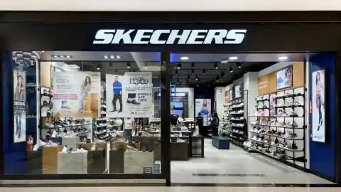 Imagen 1 de Las Skechers sugeridas por los podólogos para aliviar el pie durante el trabajo ahora están a oferta, y las piernas lo agradecen.