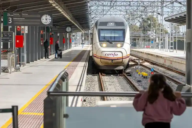 Imagen 1 de Murió un empleado de Adif mientras realizaba tareas de mantenimiento en la red de alta velocidad de la estación de Calatayud.
