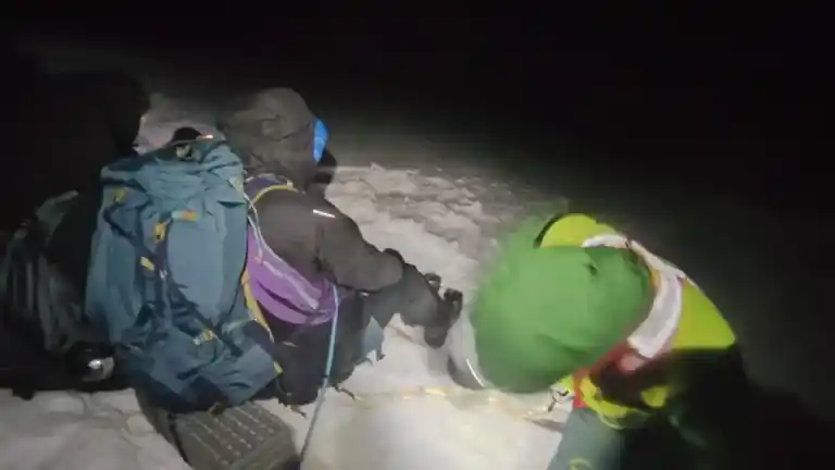 Imagen 1 de Rescatados cuatro jóvenes después de caer y quedar suspendidos en una ladera cubierta de hielo cerca del pico Peñalara