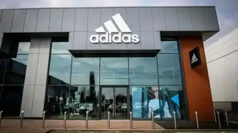 Imagen 1 de Adidas ofrece un 50% de descuento en su camiseta Feelready, lo que la hace una opción fácil de compra para ir al gimnasio sin gastar más de lo necesario.