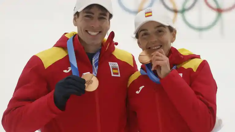 Imagen 1 de Los medallistas olímpicos Oriol Cardona y Ana Alonso, encargados de portar las banderas en la ceremonia de clausura de los Juegos.