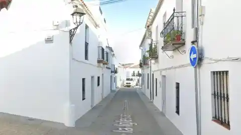 Imagen 1 de Se encuentra fallecido un matrimonio de 90 años en Cazalla de la Sierra, presuntamente por inhalación de humo.