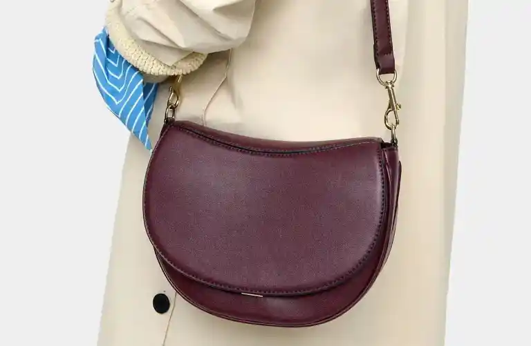 Imagen 1 de Mi madre llevaba uno de esos bolsos en los 80, y ahora han vuelto: seis bandoleras que son tendencia en 2026.
