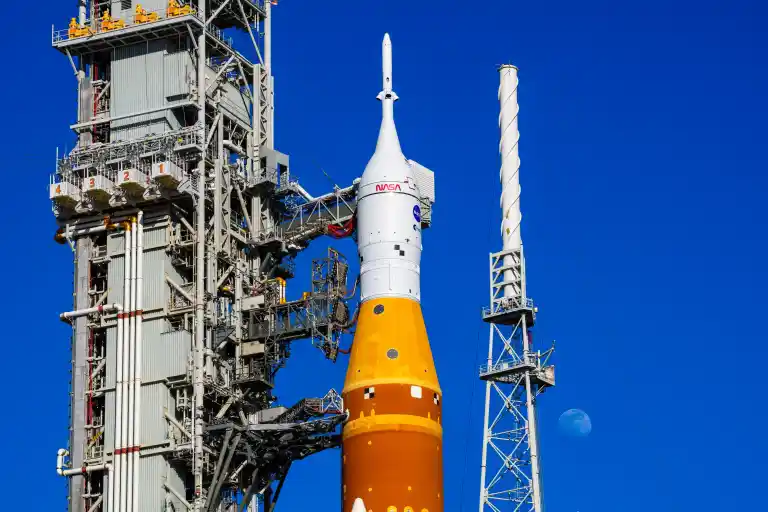 Imagen 1 de La NASA no planea lanzar la misión Artemis 2 hacia la Luna en marzo, luego de que se produjo una nueva falla en el cohete.