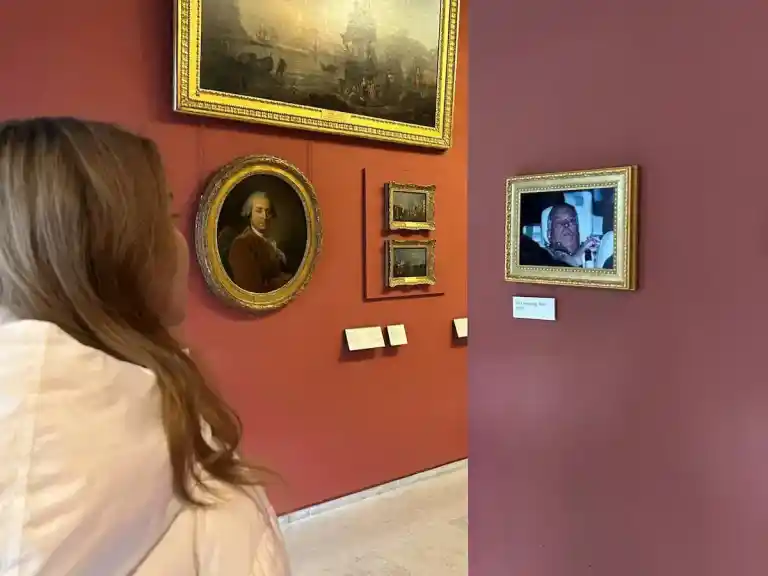 Imagen 1 de Algunos activistas colocaron una foto del expríncipe Andrés en el museo del Louvre