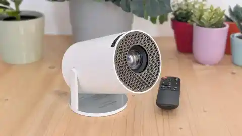 Imagen 1 de Este mini proyector Full HD se adapta a la mochila y transforma cualquier pared en una pantalla de cine.